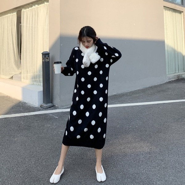 Rochie lunga tricotata cu puncte bej si negre