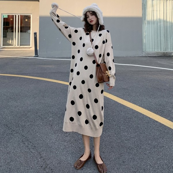 Rochie lunga tricotata cu puncte bej si negre