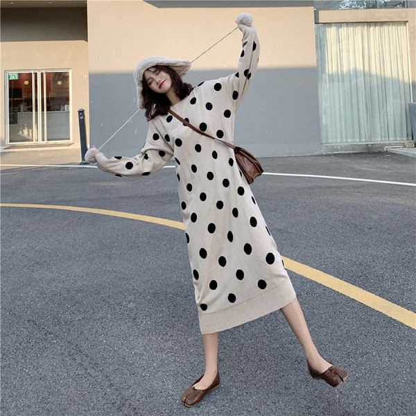 Rochie lunga tricotata cu puncte bej si negre