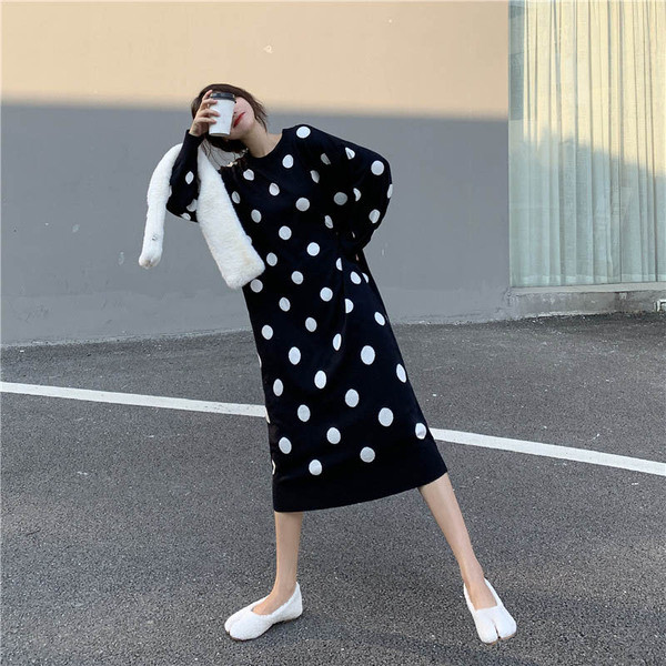 Rochie lunga tricotata cu puncte bej si negre