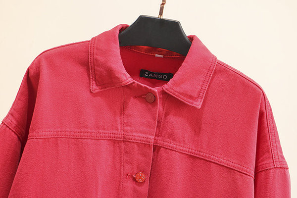 Μοντέρνο γυναικείο μπουφάν τζην με κουμπιά και τσέπες σε ροζ και μαύρο χρώμα