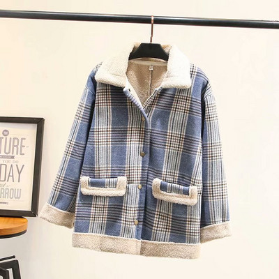 Modern női rövid kabát fehér és kék zsebekkel