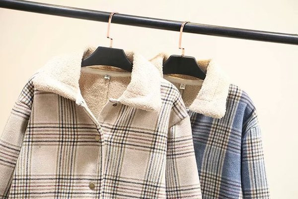 Modern női rövid kabát fehér és kék zsebekkel