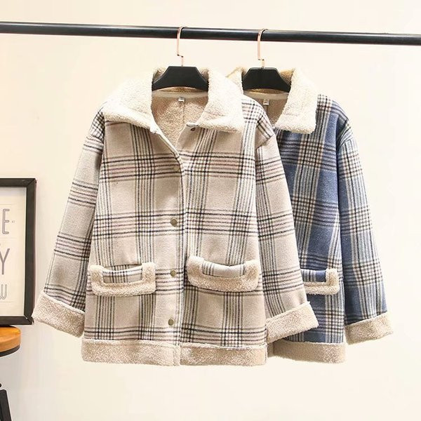 Modern női rövid kabát fehér és kék zsebekkel