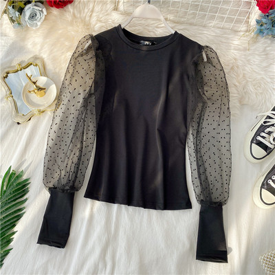 Μοντέρνα γυναικεία μπλούζα σε μαύρο και άσπρο χρώμα με μανίκια με τούλι