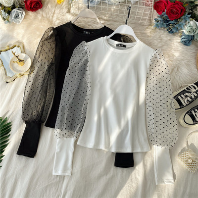 Μοντέρνα γυναικεία μπλούζα σε μαύρο και άσπρο χρώμα με μανίκια με τούλι