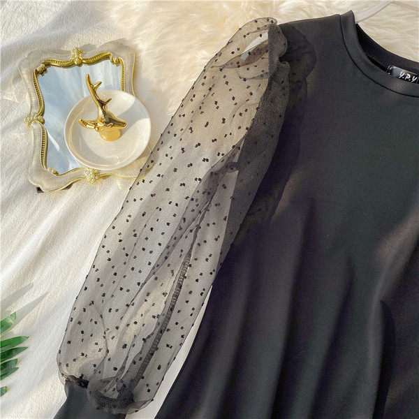 Μοντέρνα γυναικεία μπλούζα σε μαύρο και άσπρο χρώμα με μανίκια με τούλι