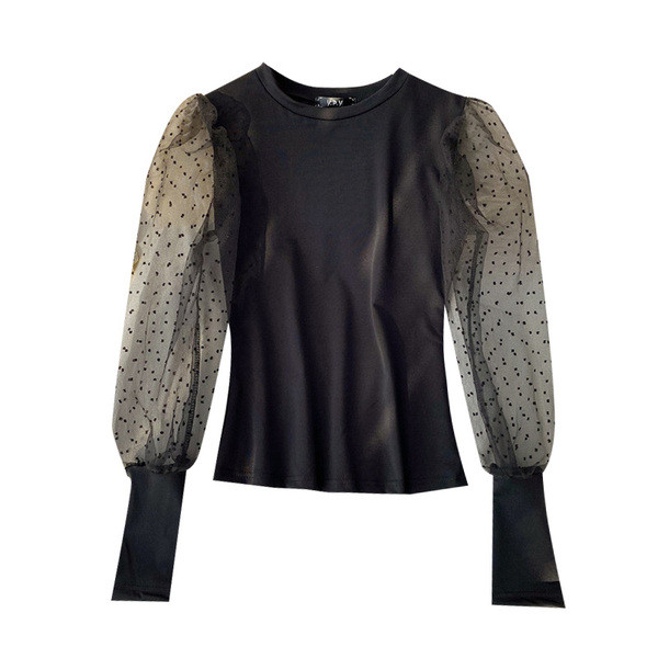 Μοντέρνα γυναικεία μπλούζα σε μαύρο και άσπρο χρώμα με μανίκια με τούλι