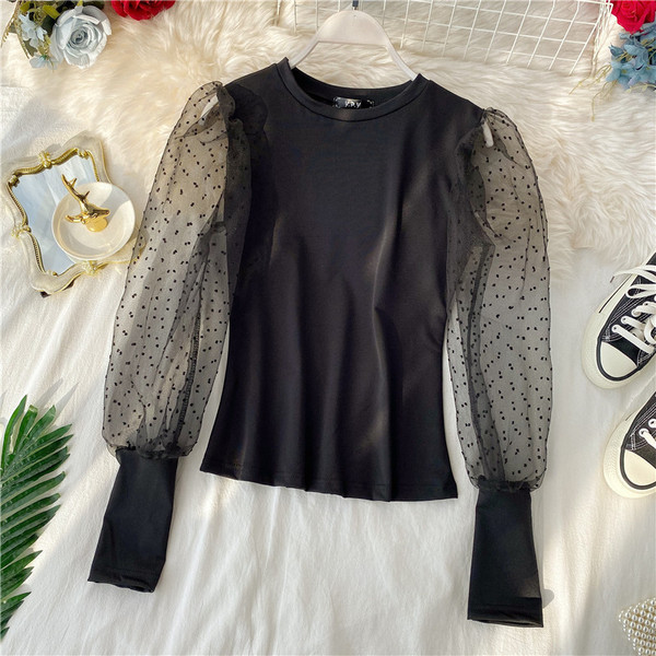 Μοντέρνα γυναικεία μπλούζα σε μαύρο και άσπρο χρώμα με μανίκια με τούλι