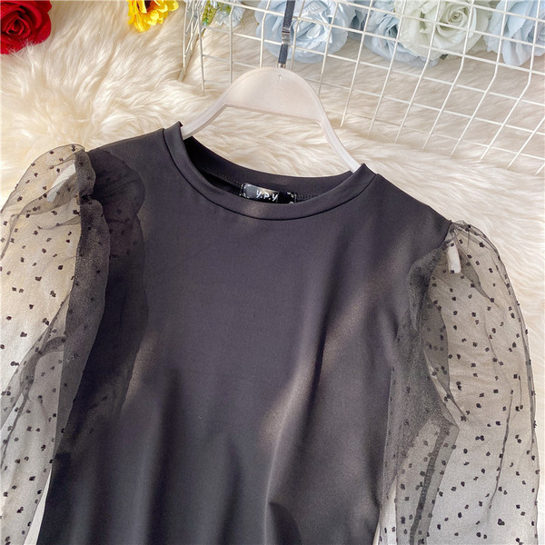 Μοντέρνα γυναικεία μπλούζα σε μαύρο και άσπρο χρώμα με μανίκια με τούλι