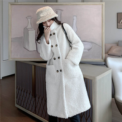 Дълго модерно пухено палто с копчета в бял и бежов цвят
