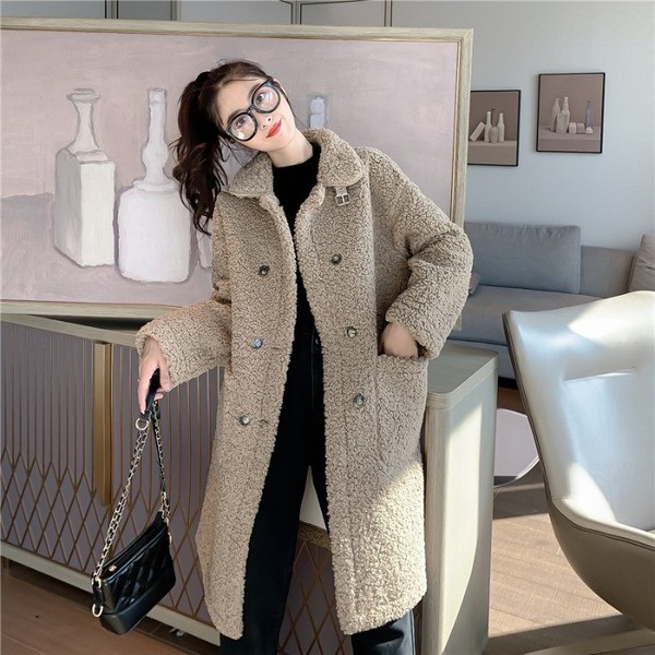 Hosszú, modern pehelykabát fehér és bézs gombokkal