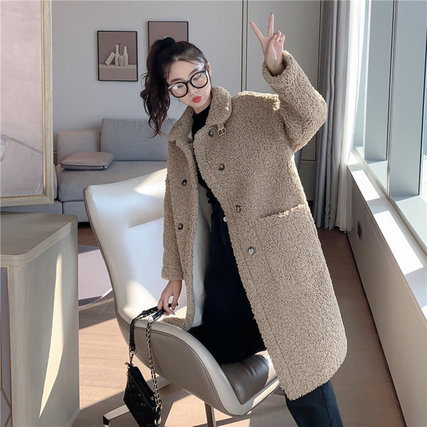 Hosszú, modern pehelykabát fehér és bézs gombokkal