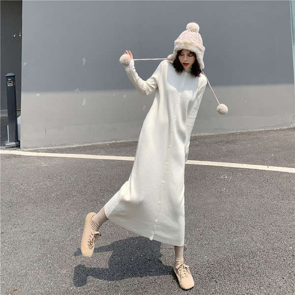 Μακρύ πλεκτό γυανικείο φόρεμα με κουμπιά σε λευκό και μπλε χρώμα