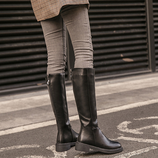 Μοντέρνες γυναικείες έκο δερμάτινες μπότες μυτερό μοντέλο σε μαύρο χρώμα