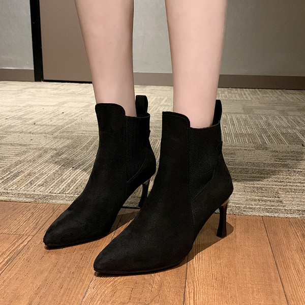 Μοντέρνα γυναικείες μπότες μυτερό μοντέλο με λεπτό τακούνι σε μαύρο και λιλα χρώμα