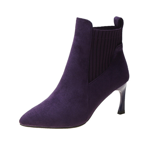Μοντέρνα γυναικείες μπότες μυτερό μοντέλο με λεπτό τακούνι σε μαύρο και λιλα χρώμα