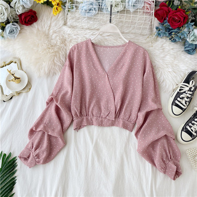 Κομψή κοντήγυναικεία μπλούζα με λαιμόκοψη και φαρδιά μανίκια