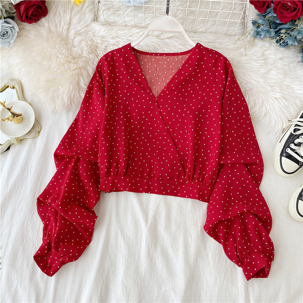 Κομψή κοντήγυναικεία μπλούζα με λαιμόκοψη και φαρδιά μανίκια