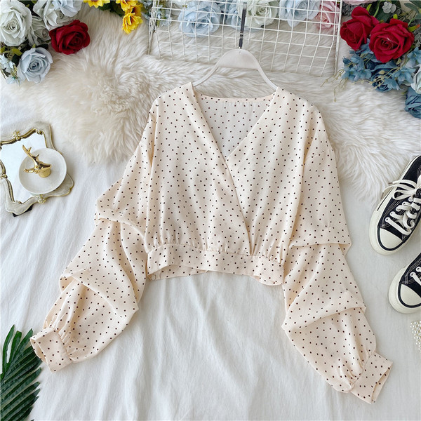 Κομψή κοντήγυναικεία μπλούζα με λαιμόκοψη και φαρδιά μανίκια