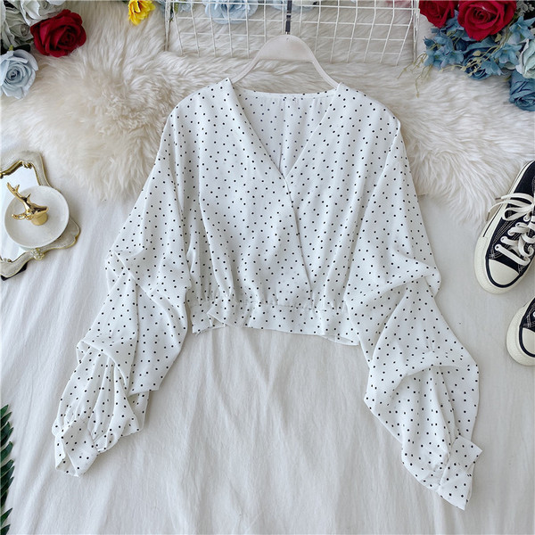 Κομψή κοντήγυναικεία μπλούζα με λαιμόκοψη και φαρδιά μανίκια