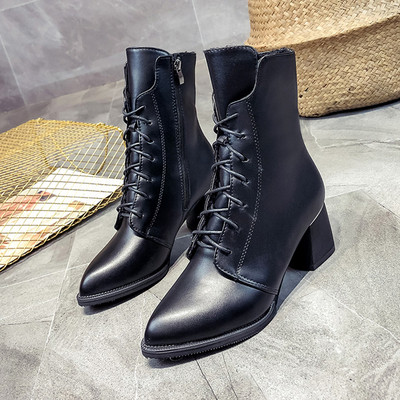 Γυναικείες μοντέρνες μπότες με παχιά τακούνια και δεσμούς σε μαύρο χρώμα