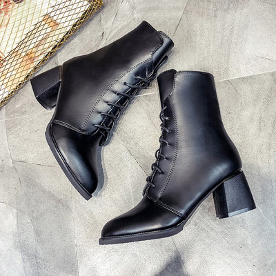 Γυναικείες μοντέρνες μπότες με παχιά τακούνια και δεσμούς σε μαύρο χρώμα