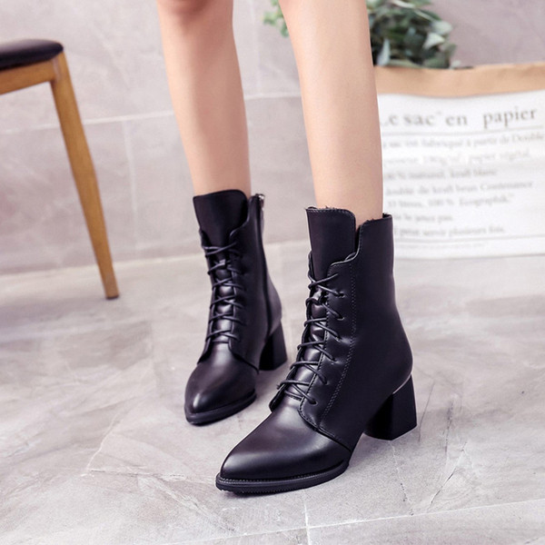 Γυναικείες μοντέρνες μπότες με παχιά τακούνια και  δεσμούς σε μαύρο χρώμα