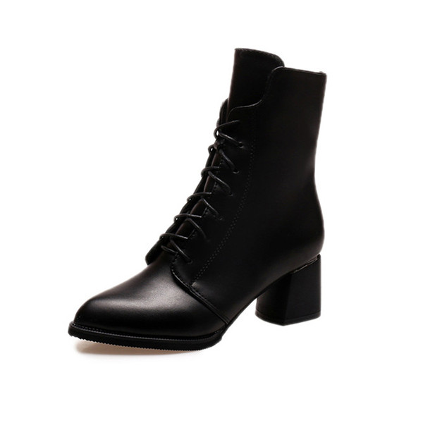 Γυναικείες μοντέρνες μπότες με παχιά τακούνια και  δεσμούς σε μαύρο χρώμα