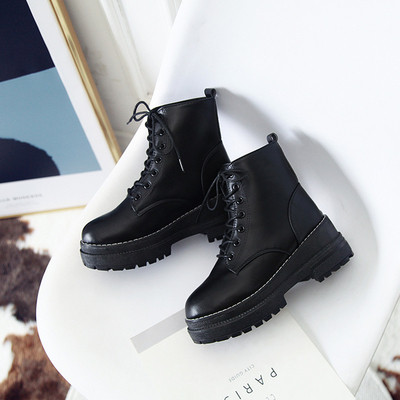 Γυναικείες χειμωνιάτικες μπότες με ψηλή παχιά σόλα και κορδόνια σε μαύρο χρώμα