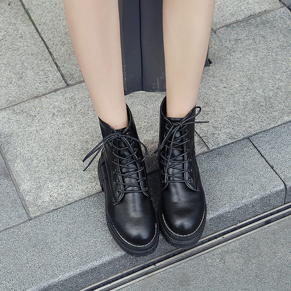 Γυναικείες χειμωνιάτικες μπότες με ψηλή παχιά σόλα και κορδόνια σε μαύρο χρώμα