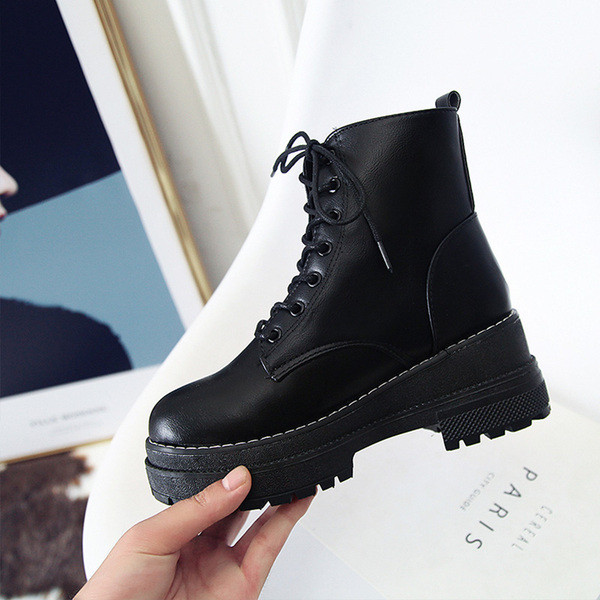 Γυναικείες χειμωνιάτικες μπότες με ψηλή παχιά σόλα και κορδόνια σε μαύρο χρώμα