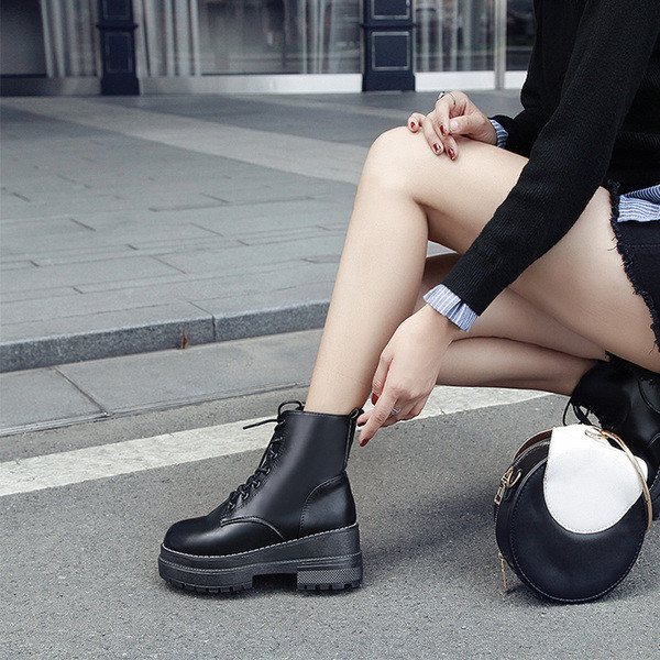 Γυναικείες χειμωνιάτικες μπότες με ψηλή παχιά σόλα και κορδόνια σε μαύρο χρώμα