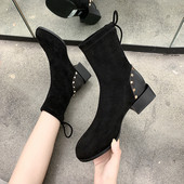 Σύγχρονες γυναικείες μπότες σουέτ με χαμηλό τακούνι και μεταλλικά τρουξ σε μαύρο χρώμα