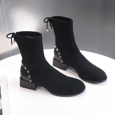 Σύγχρονες γυναικείες μπότες σουέτ με χαμηλό τακούνι και μεταλλικά τρουξ σε μαύρο χρώμα