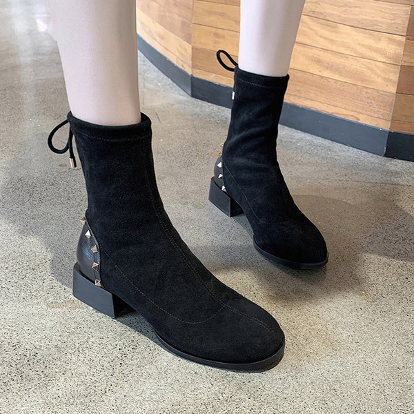 Σύγχρονες γυναικείες μπότες σουέτ με χαμηλό τακούνι και μεταλλικά τρουξ σε μαύρο χρώμα