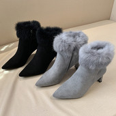 Κομψές γυναικείες μπότες με μαλακή επένδυση σε μαύρο και γκρι χρώμα