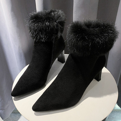 Κομψές γυναικείες μπότες με μαλακή επένδυση σε μαύρο και γκρι χρώμα