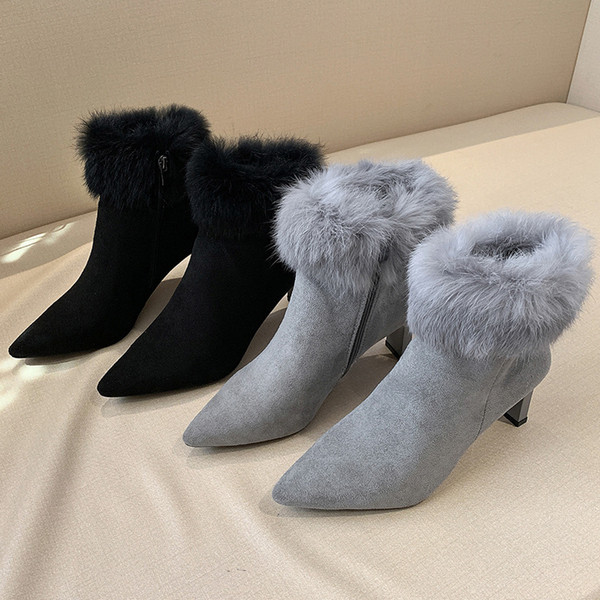 Κομψές γυναικείες μπότες με μαλακή επένδυση σε μαύρο και γκρι χρώμα