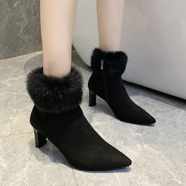 Κομψές γυναικείες μπότες με μαλακή επένδυση σε μαύρο και γκρι χρώμα