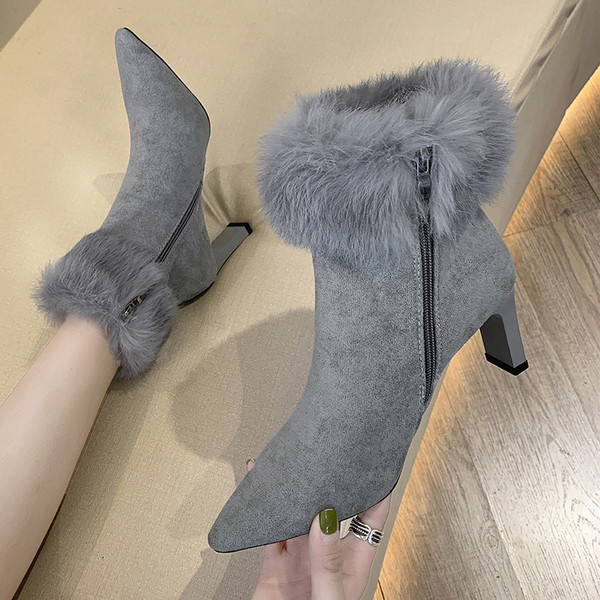 Κομψές γυναικείες μπότες με μαλακή επένδυση σε μαύρο και γκρι χρώμα