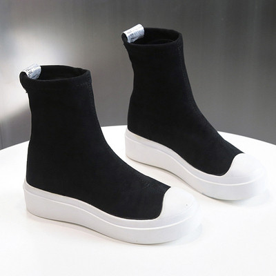 Casual γυναικείες μπότες σε μαύρο και μπεζ  χρώμα με ίσια σόλα