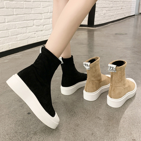 Casual γυναικείες μπότες σε μαύρο και μπεζ  χρώμα με ίσια σόλα