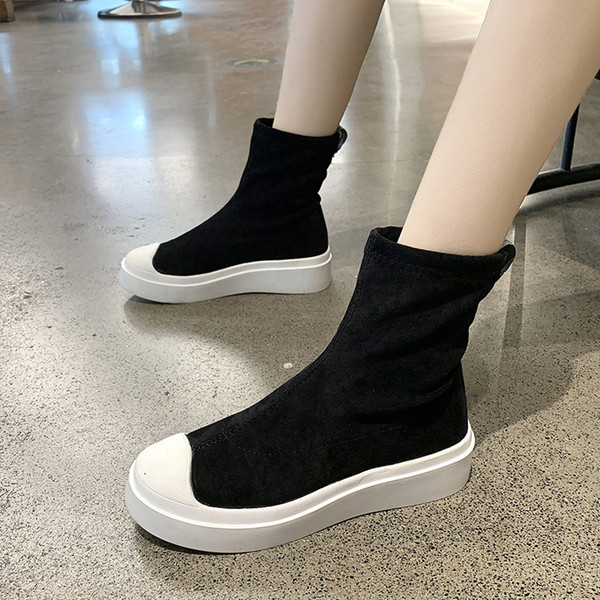 Casual γυναικείες μπότες σε μαύρο και μπεζ  χρώμα με ίσια σόλα