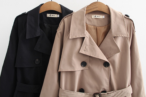 Модерно дамско дълго палто с копчета и джобове в бежов и черен цвят 