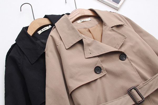 Модерно дамско дълго палто с копчета и джобове в бежов и черен цвят 