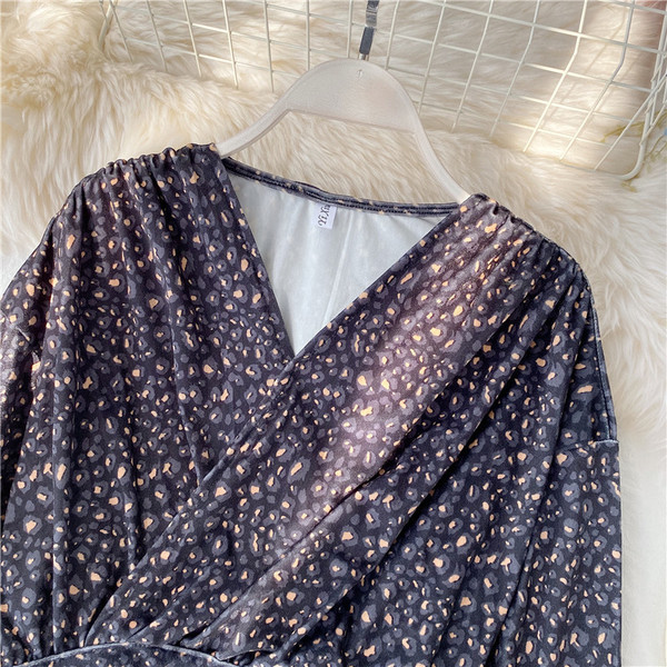 Bluză de damă modernă cu decolteu spitz și model animal