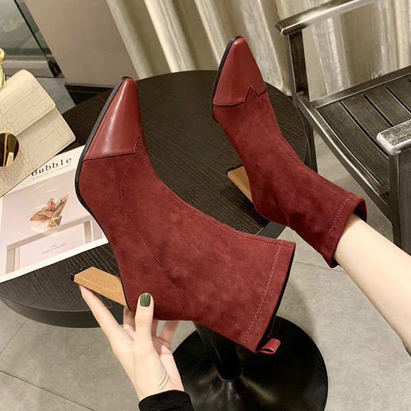 Μοντέρνες γυναικείες μπότες σουέτ μυτερό σχέδια σε μαύρο και κόκκινο χρώμα