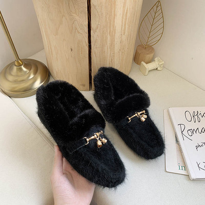 Χνουδωτά γυναικεία μοκασίνια σε μπεζ και μαύρο χρώμα