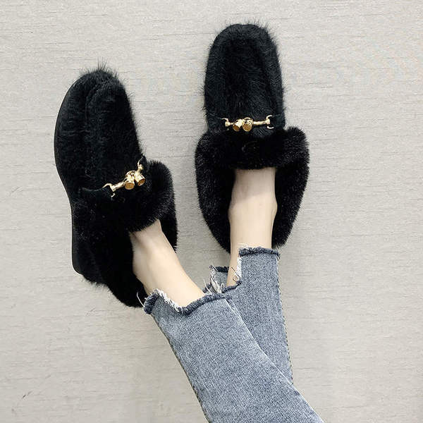 Χνουδωτά γυναικεία μοκασίνια σε μπεζ και μαύρο χρώμα